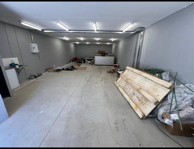95M² WAREHOUSE TO LET IN FERNDALE